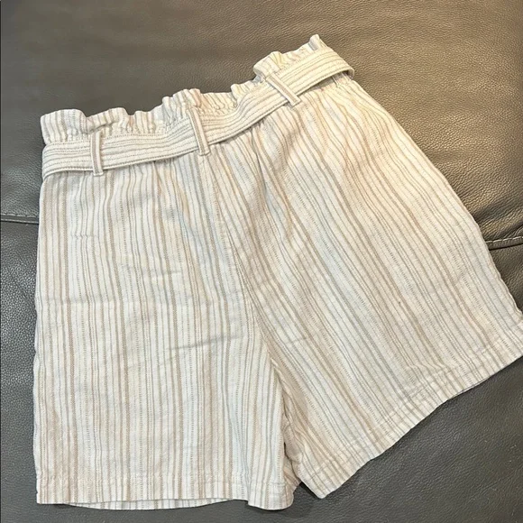 Banana Republic Striped Tan Women's Pleated Belted Shorts, size 4. - Picture 6 of 7